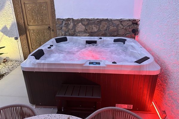 Hot tub for 4 adults with jets and chromatic lighting for the best mood experience. Please always cover the hot tub when not in use. #jacuzzi #hottub 