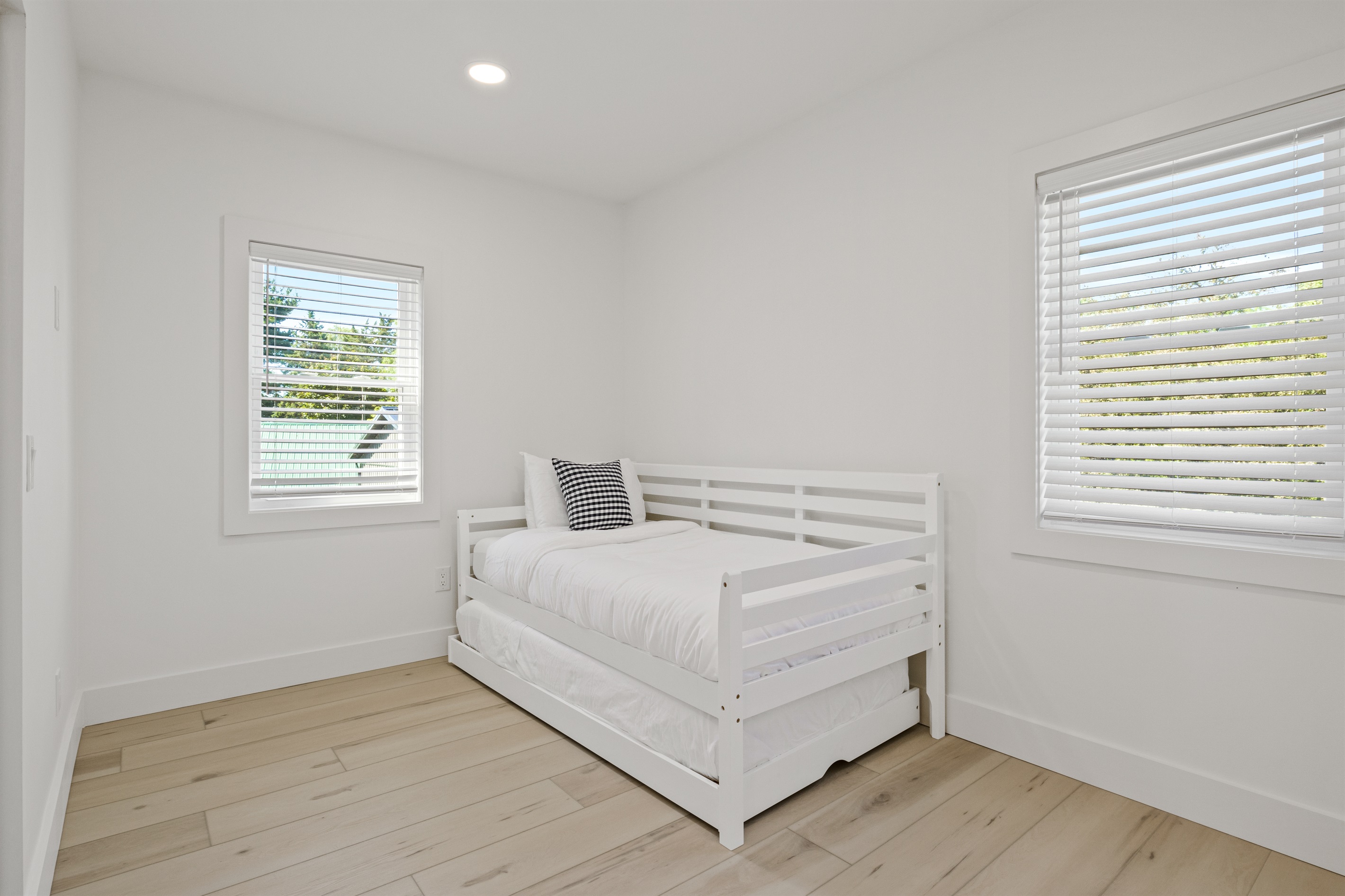 Trundle that pops up to 2 twin beds