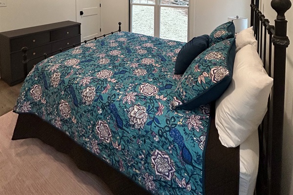 Downstairs bedroom - queen bed