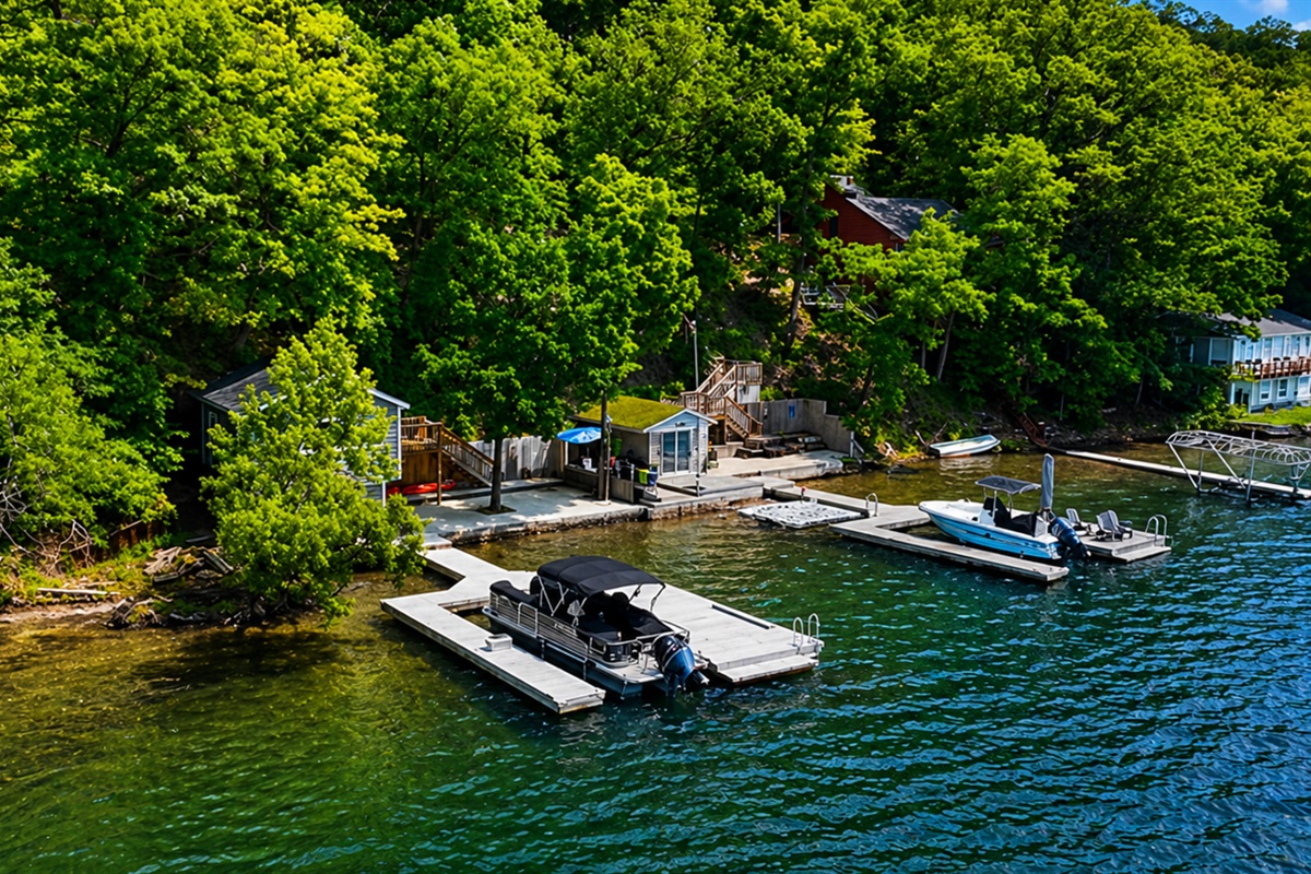 Private lakefront wiith dock, and wooded serenity—ideal for swimming and relaxing 🌊🚤🌲