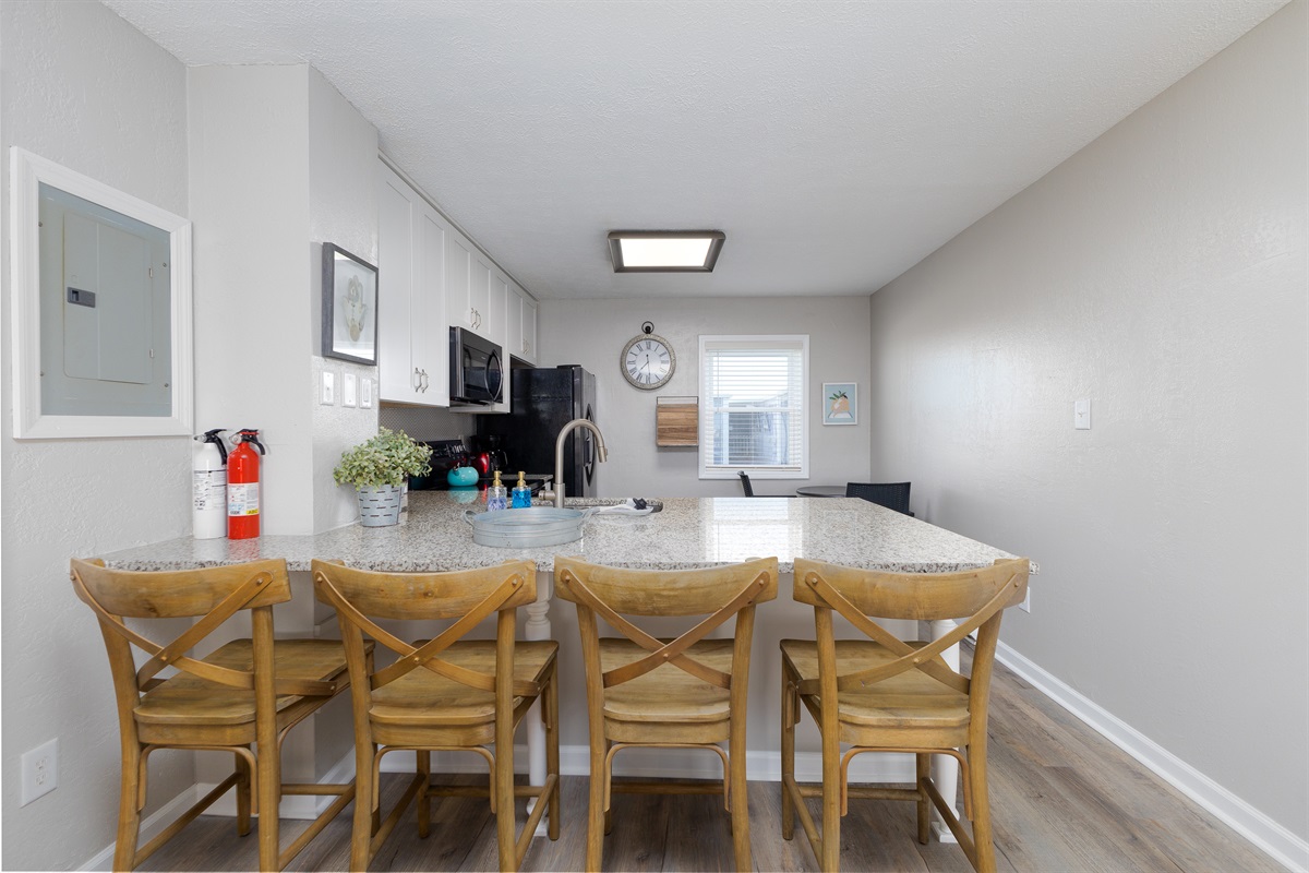 Seating for 4 in the dining area