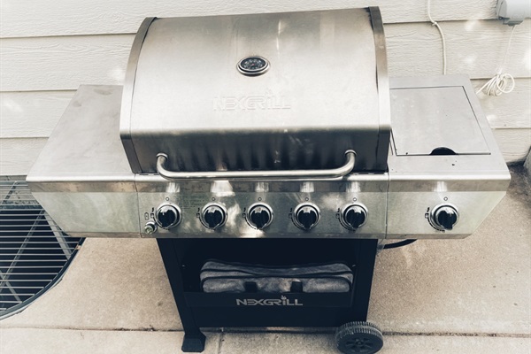 Grill & chill time! Enjoy our new propane BBQ in the backyard at Wonderland! 🍔🔥