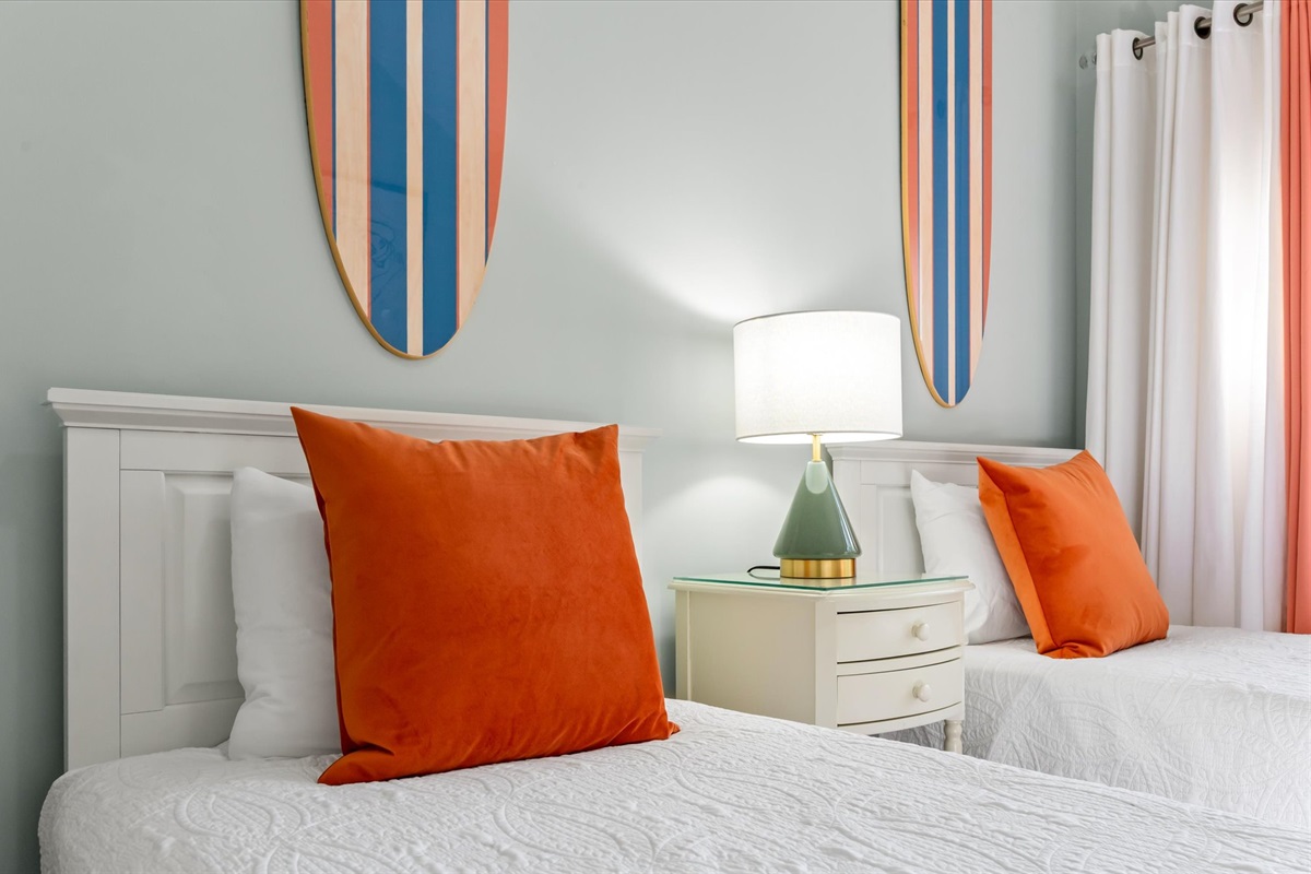 Secondary bedroom with 2 twin beds