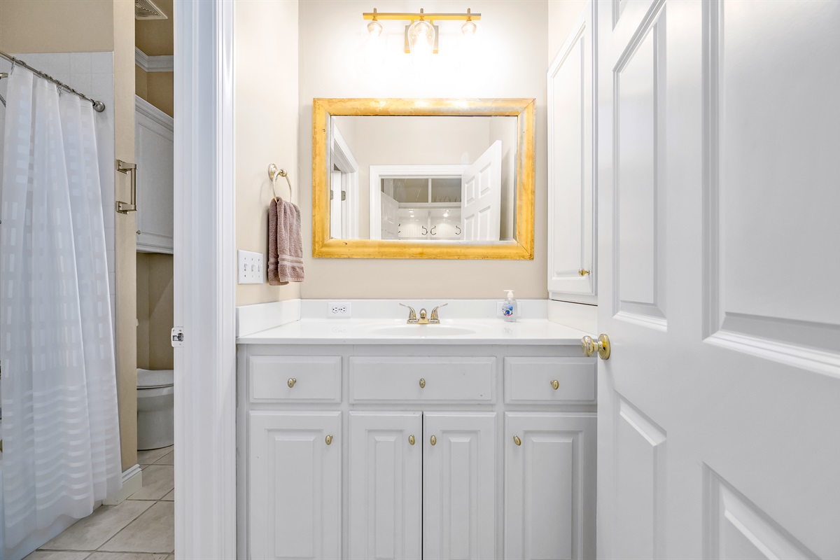 Main level bath that connects to king room #1 and cubbies