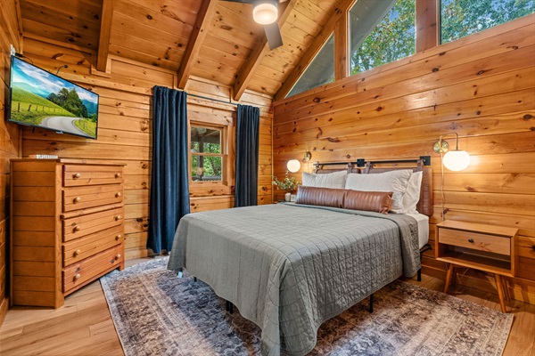 Upstairs Bedroom with Queen sized Bed