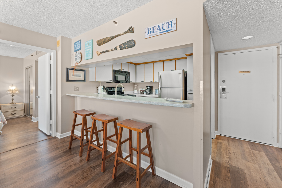 Breakfast Bar with seating for 3