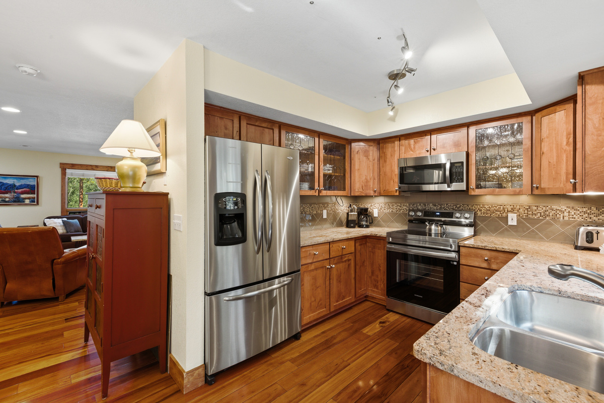 Beautiful sparkling clean kitchen, nicely stocked and well maintained. 