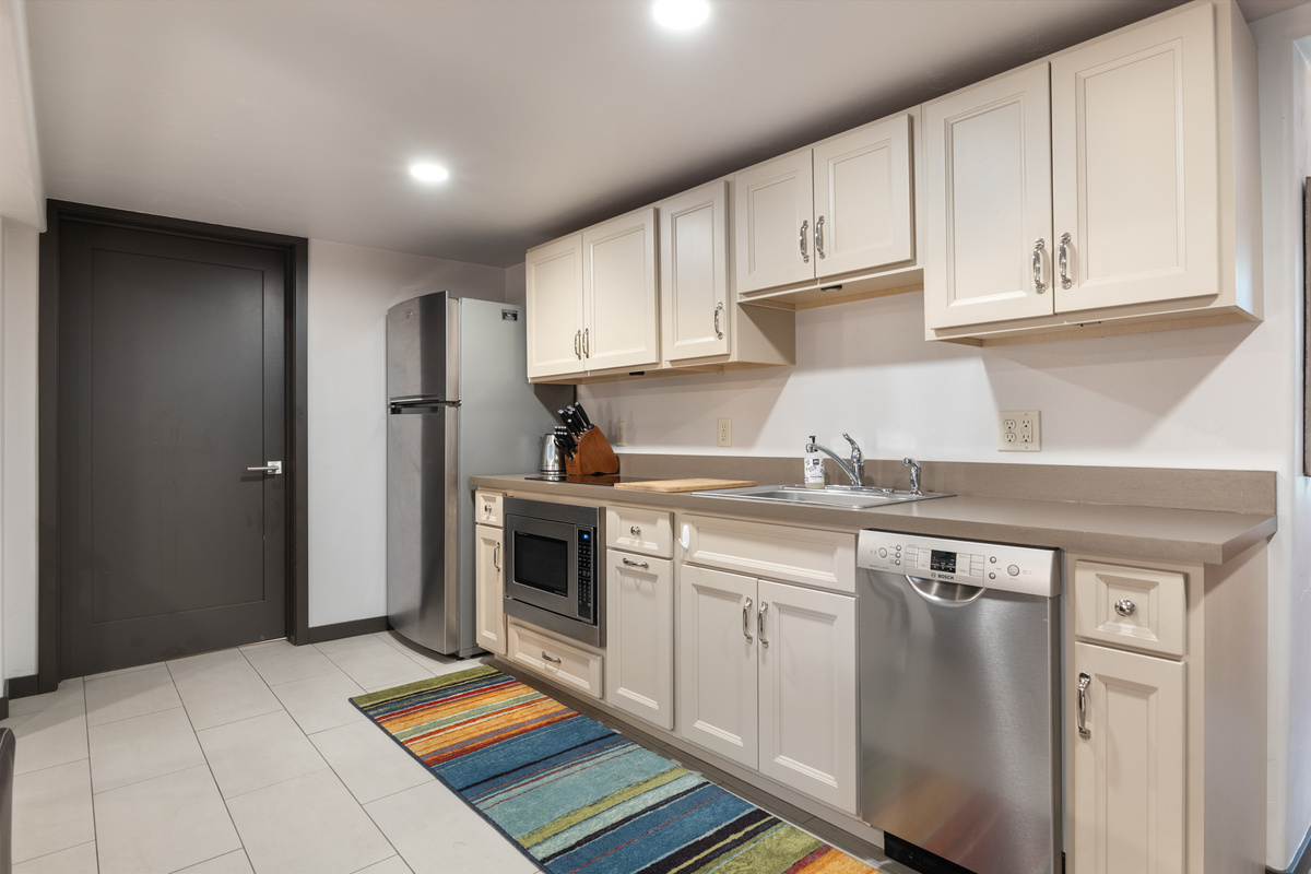 Modern Kitchen | Refrigerator | Kettle | Oven