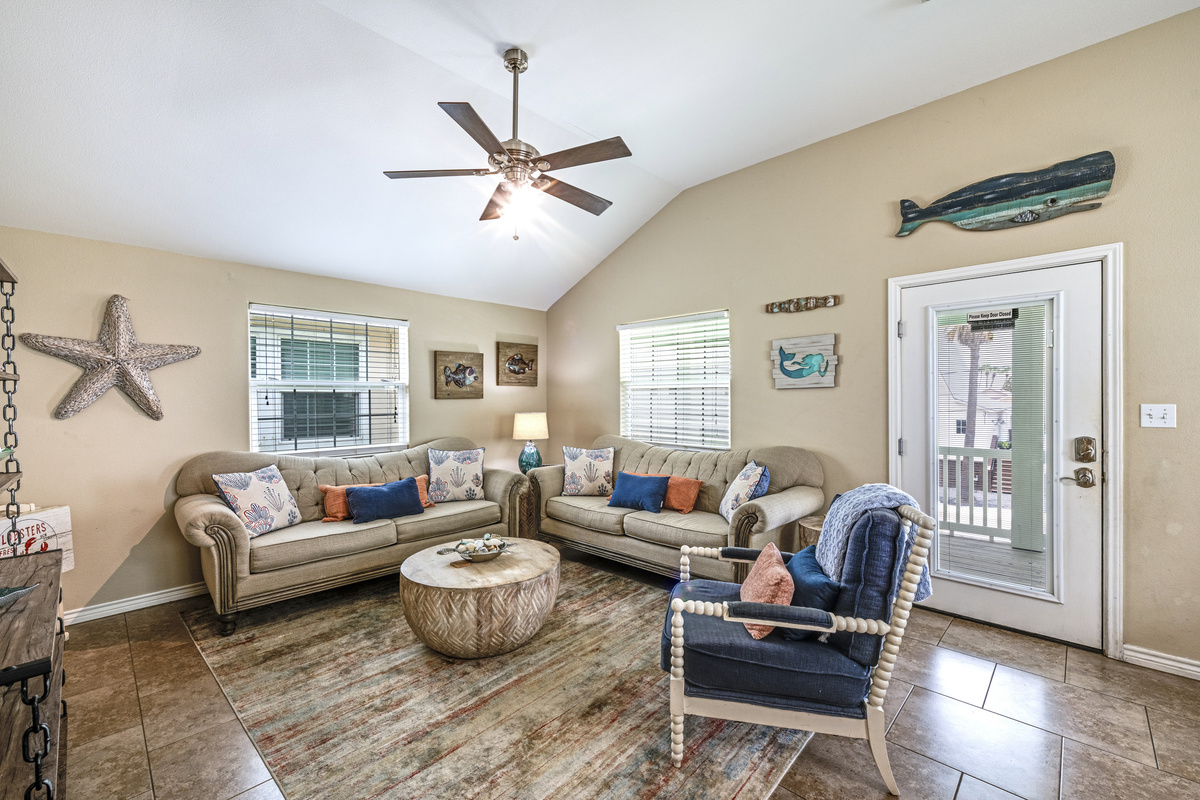 Living Room - spacious feel / Ceiling fan