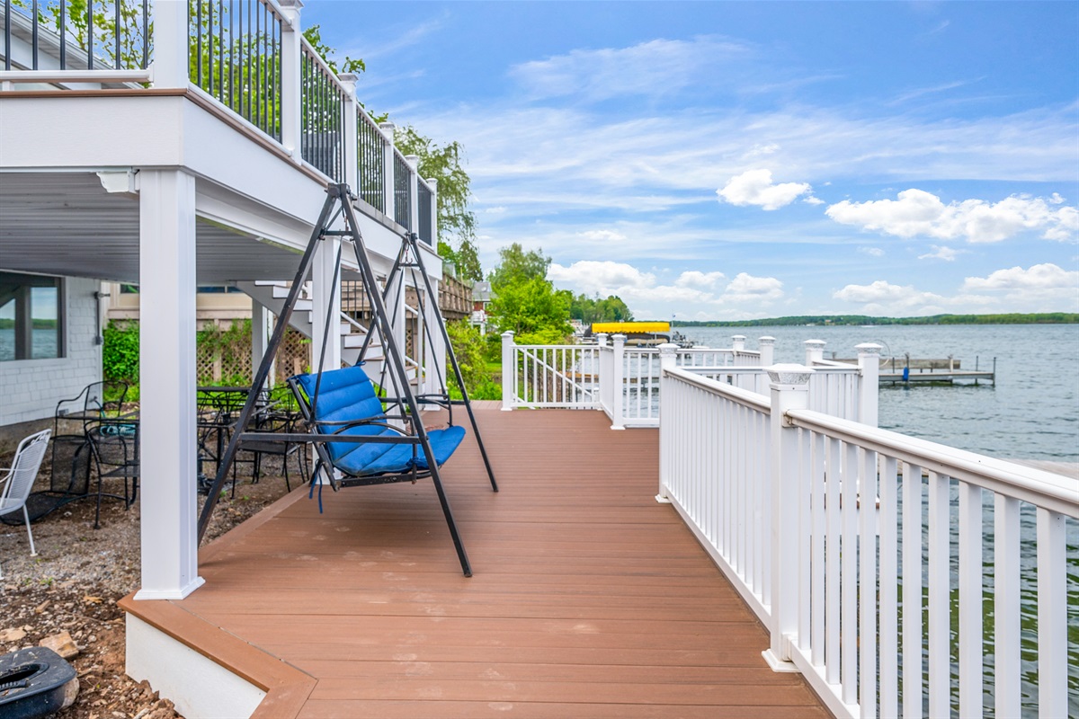 Relax on the waterfront deck swing and soak up the stunning views of the lakefront paradise 🛶🌞🌿