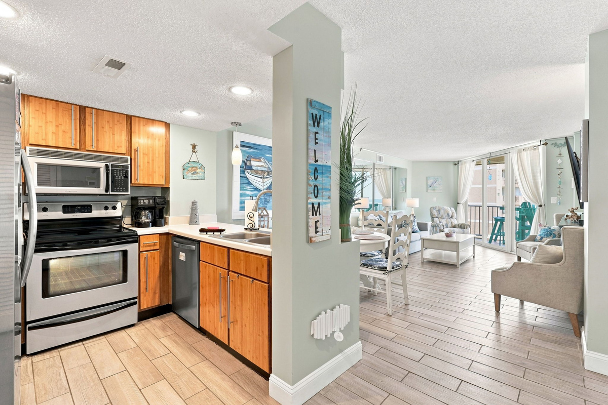 Bright and airy open-concept layout, seamlessly connecting the kitchen, dining, and living areas.