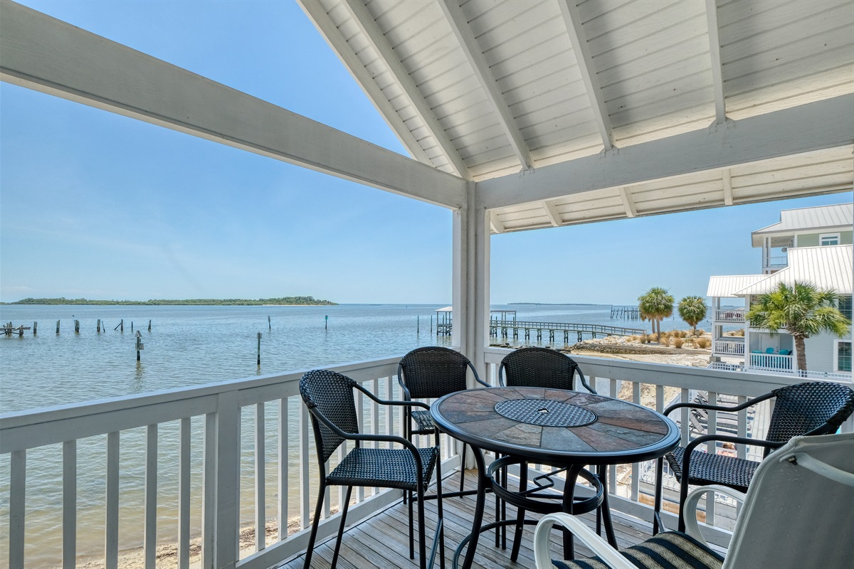 Outdoor dining on the porch