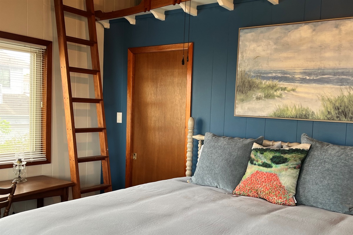 second bedroom with closet