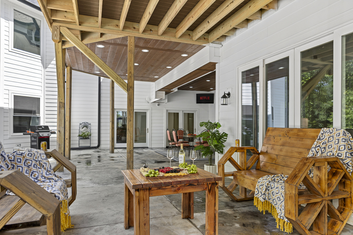 Outdoor Oasis: Enjoy al fresco dining and relaxation under the spacious covered patio!