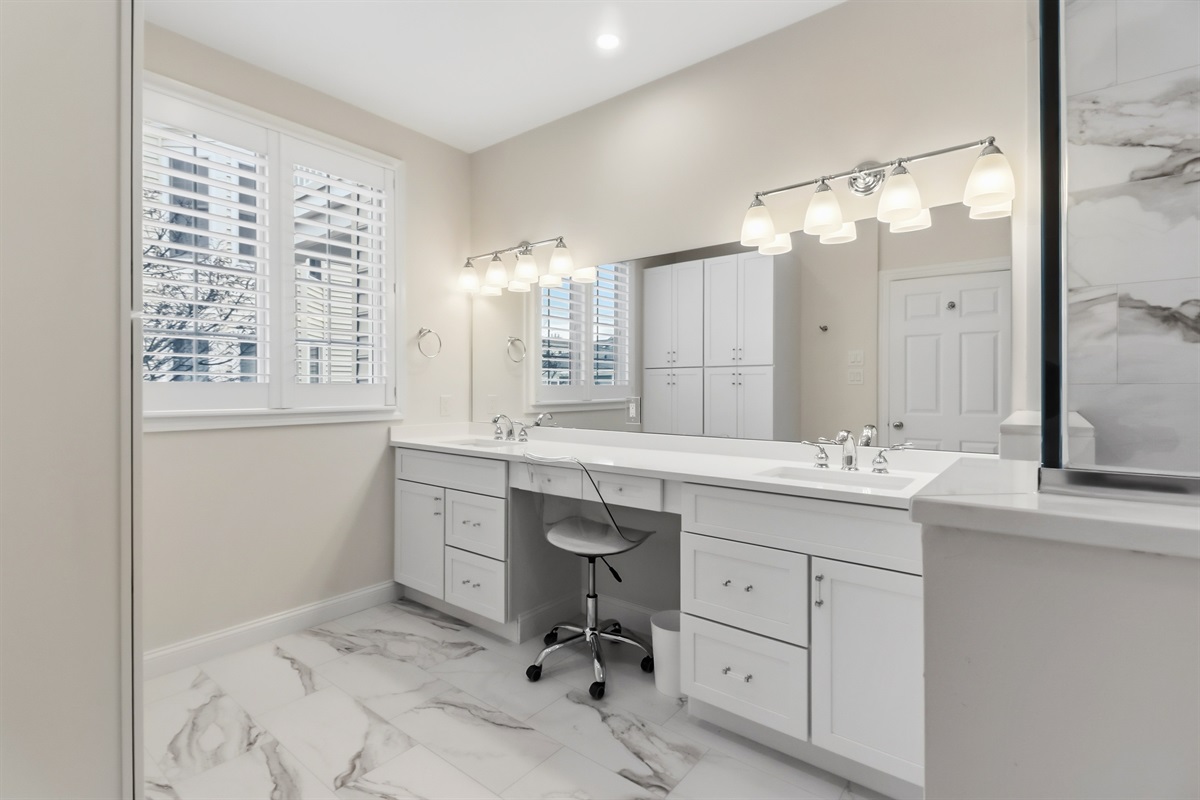 Full bathroom with a stunning vanity area!