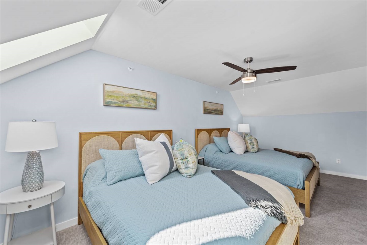 4th Floor Double Queen Bed with Ensuite bath, TV, and closet