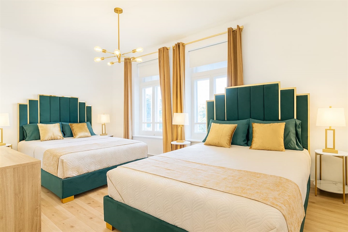 Chambre #3 avec 2 confortable lits Queens :)

Commode et placard pour ranger vos effets personnels.