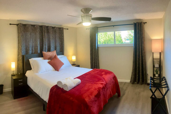 Queen bed- hybrid foam/springs. Comfy linens, soft fleece blanket, and two kinds of pillows! Now... roll over