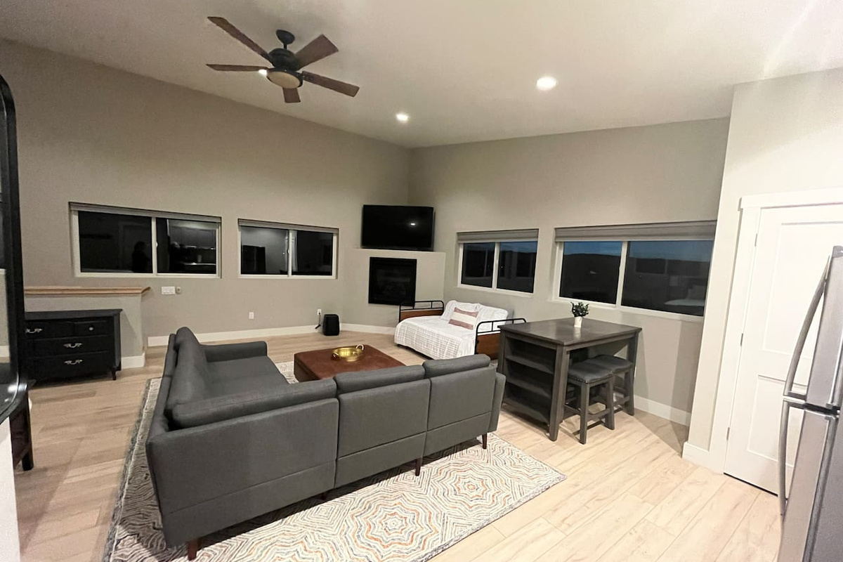 Separate apartment over garage - includes bathroom 4