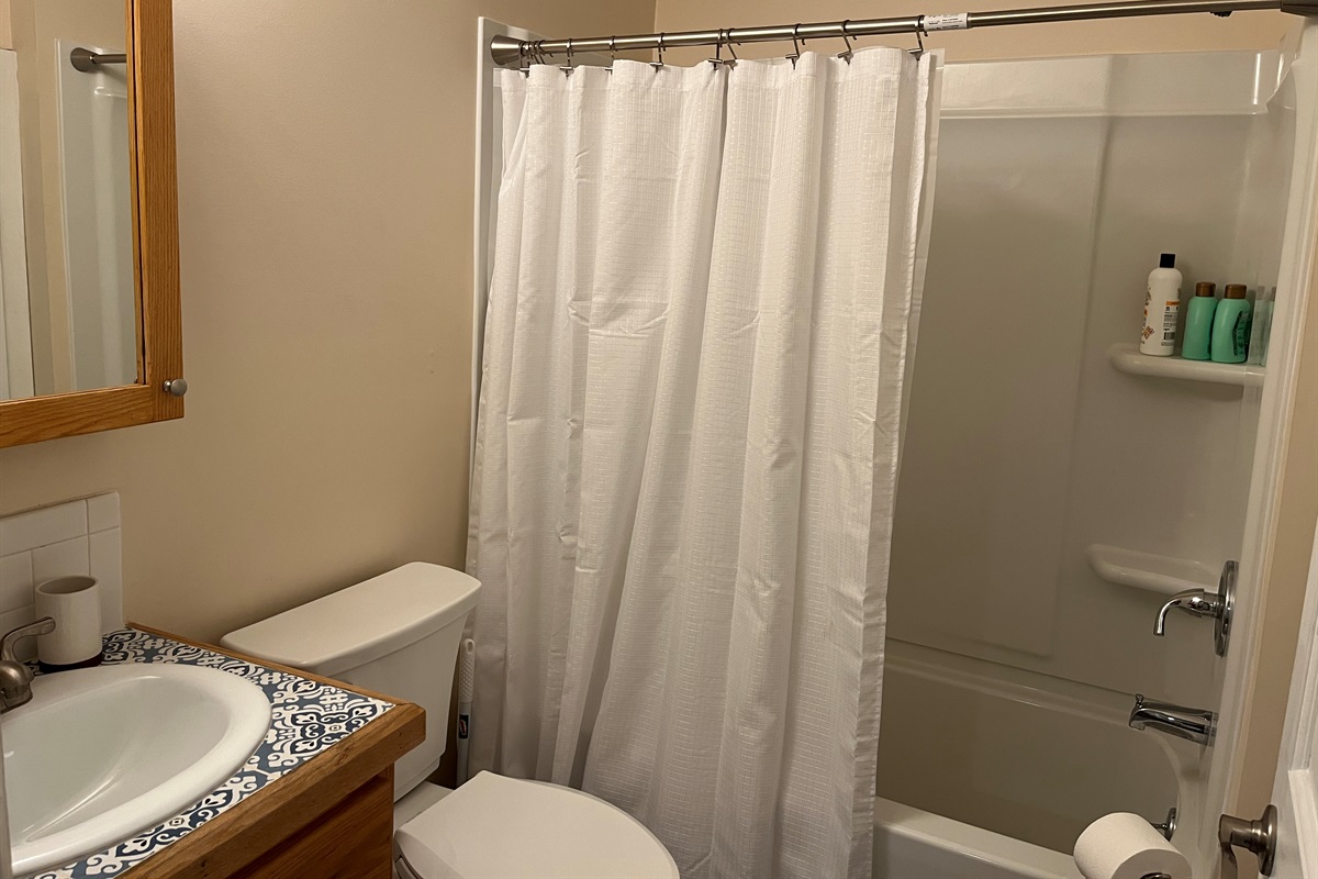 Bathroom with tub/shower