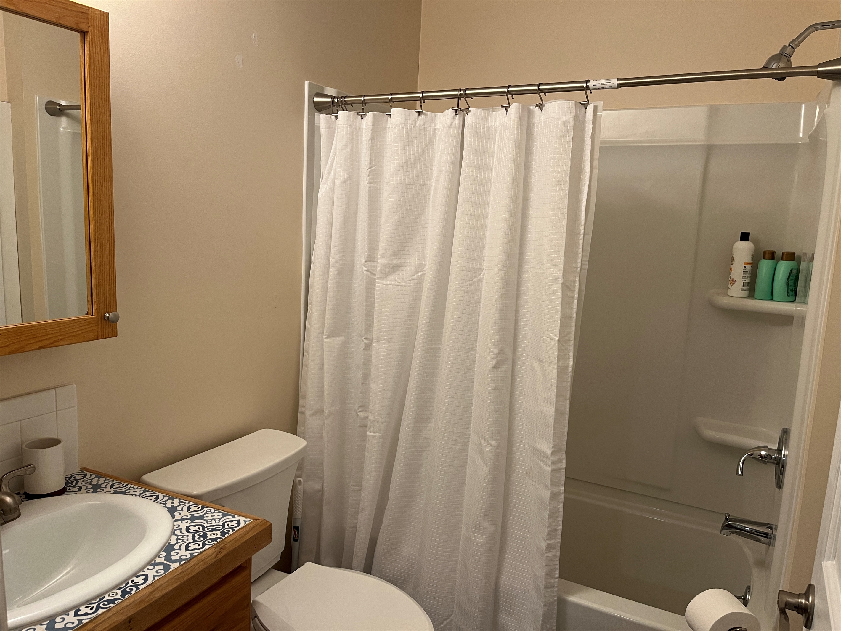 Bathroom with tub/shower