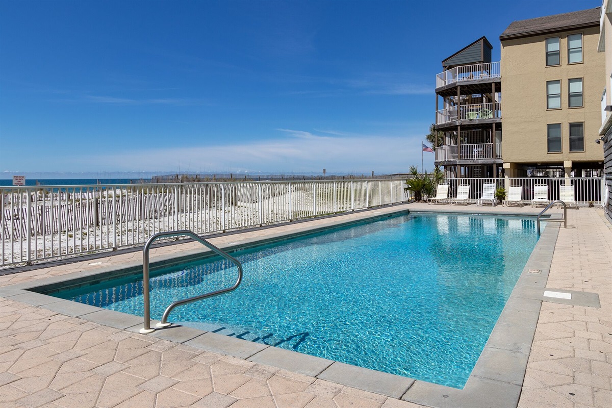 Outdoor pool (seasonally heated)