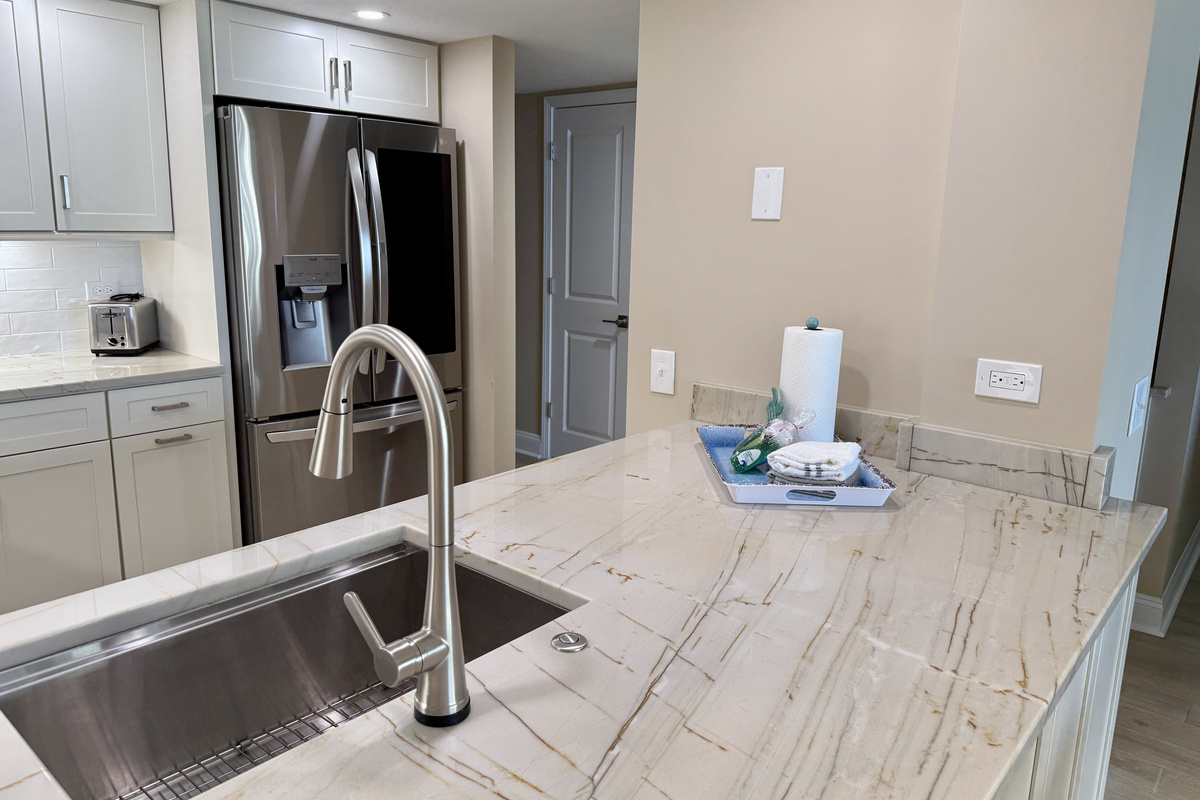 Beautiful new Kitchen Fully Stocked with Cookware and Dinnerware