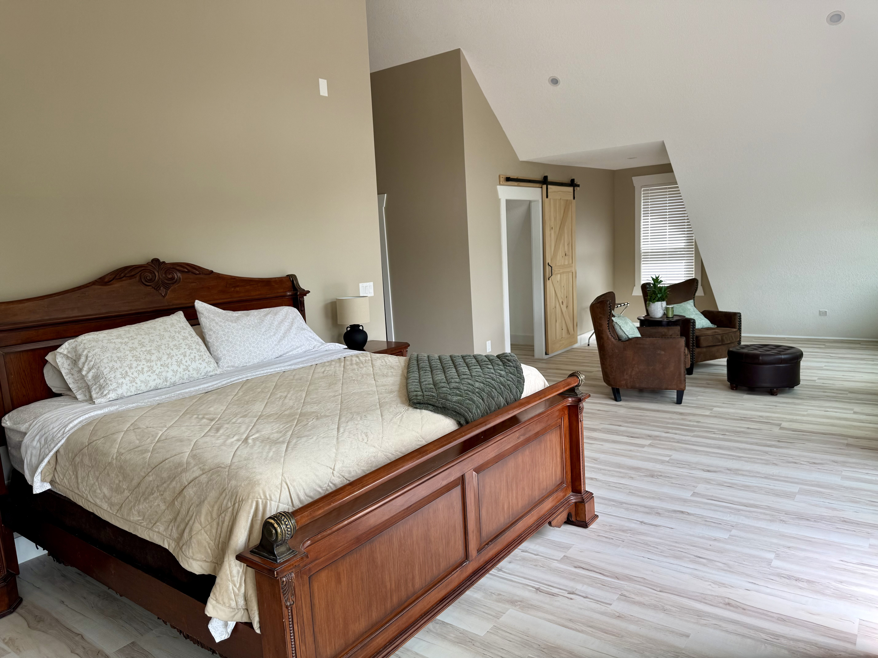 Master bedroom - king sized bed