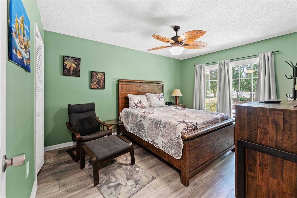 Queen bed in spacious 2nd  bedroom