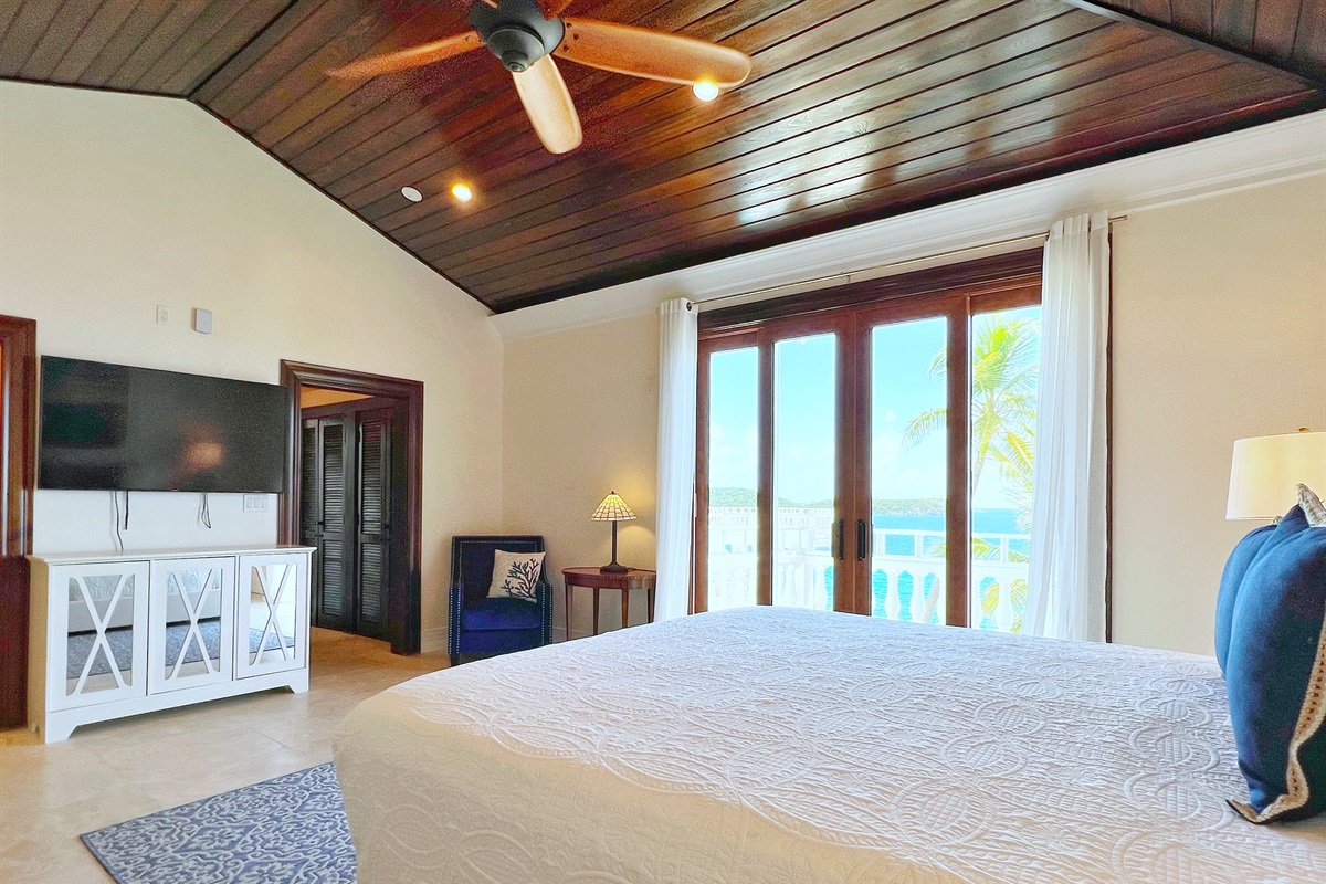 Open windows in Bedroom et in tropical scents and sounds.