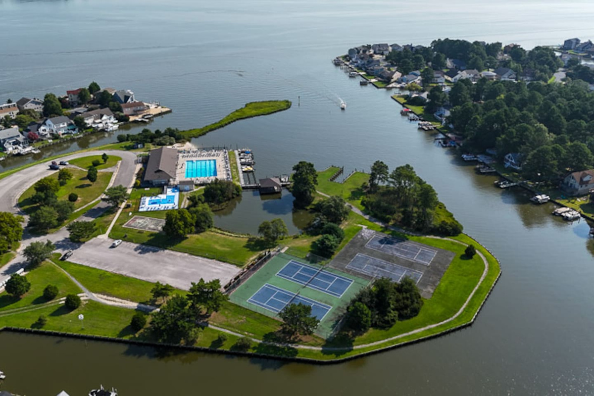 Access to Ocean Pines pools and racquet courts are available for an admission fee. 