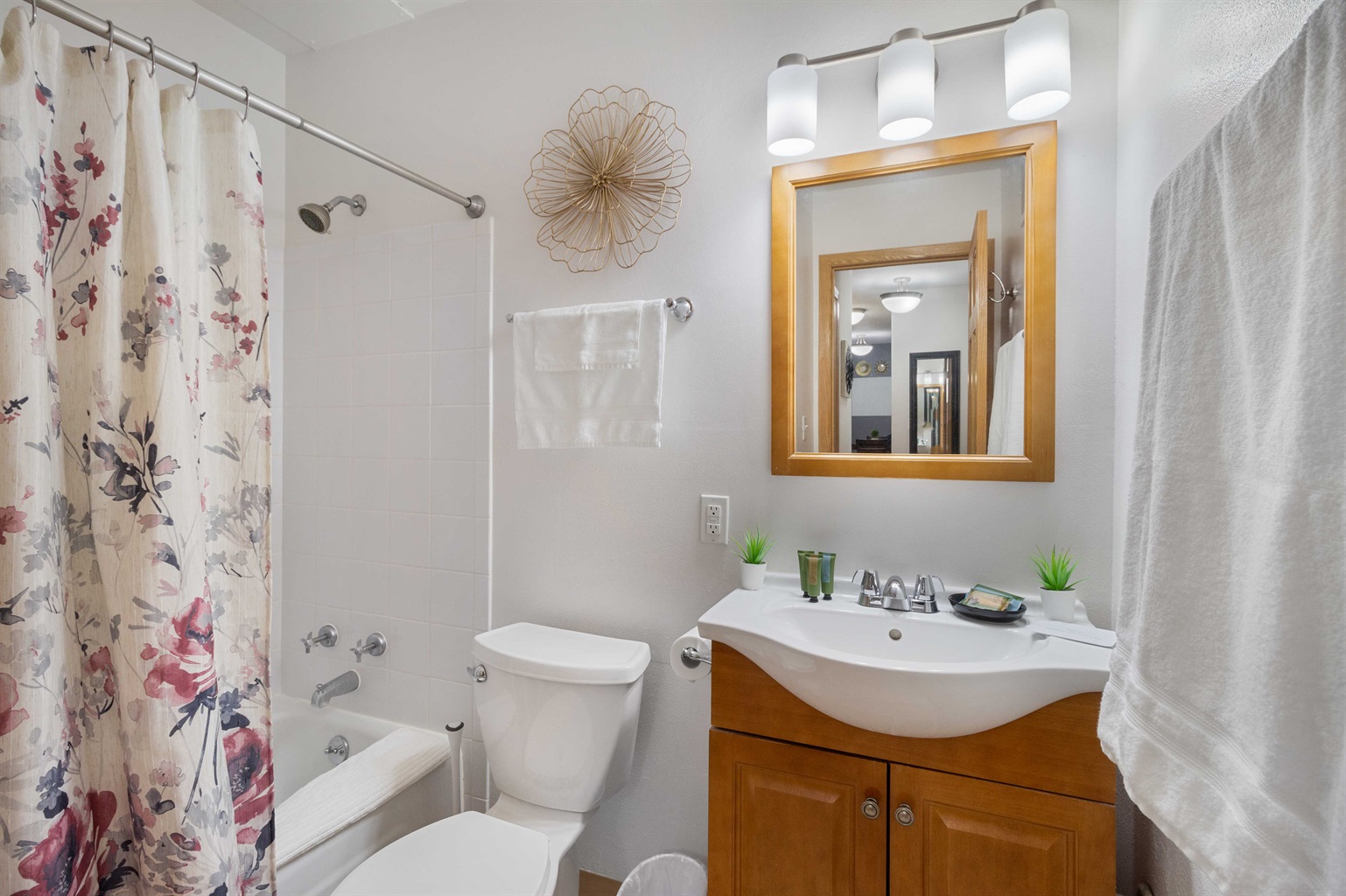 Immerse yourself in a long hot shower with the excellent water pressure in the shower!