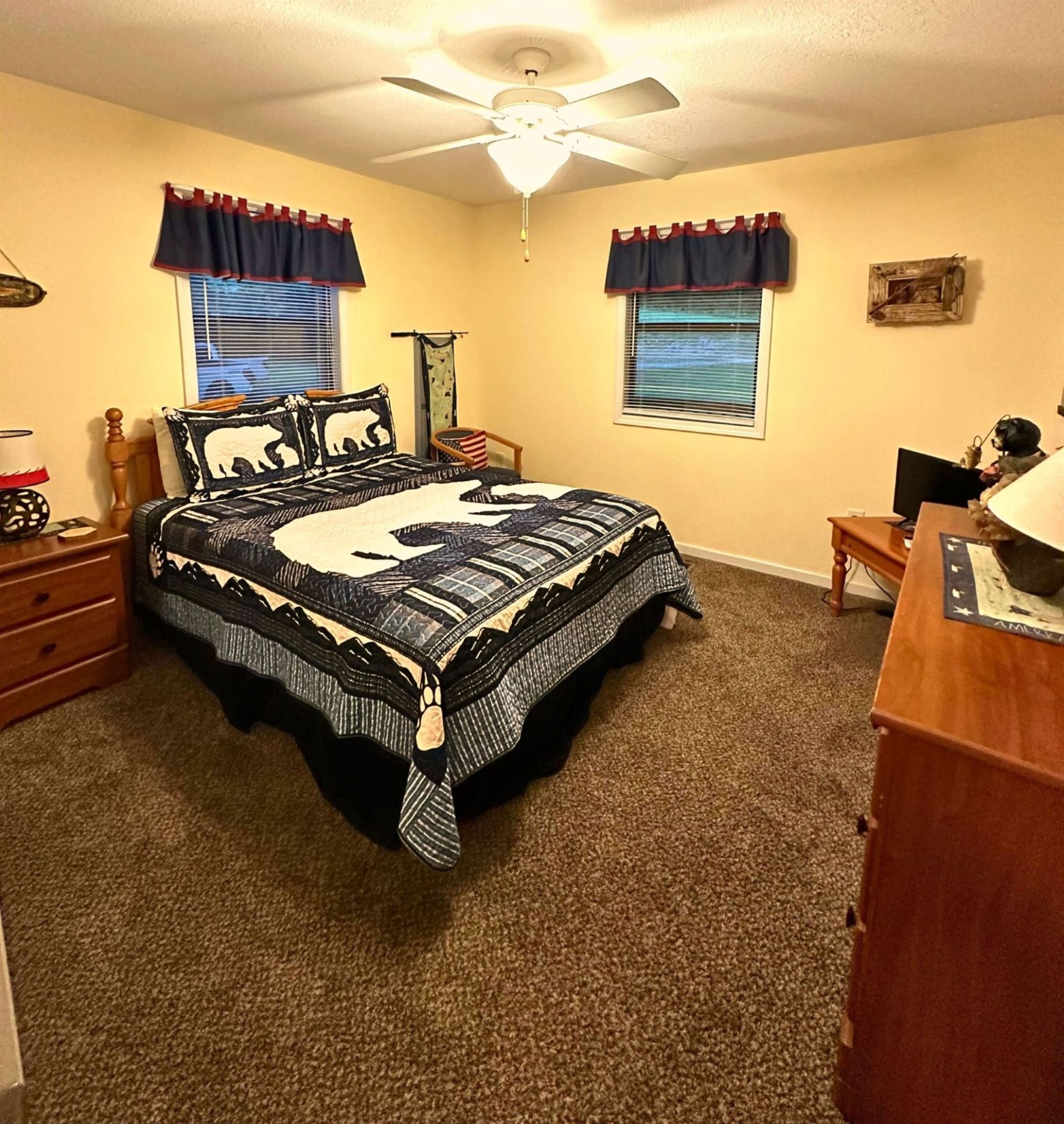 Queen bed - Flat screen TV