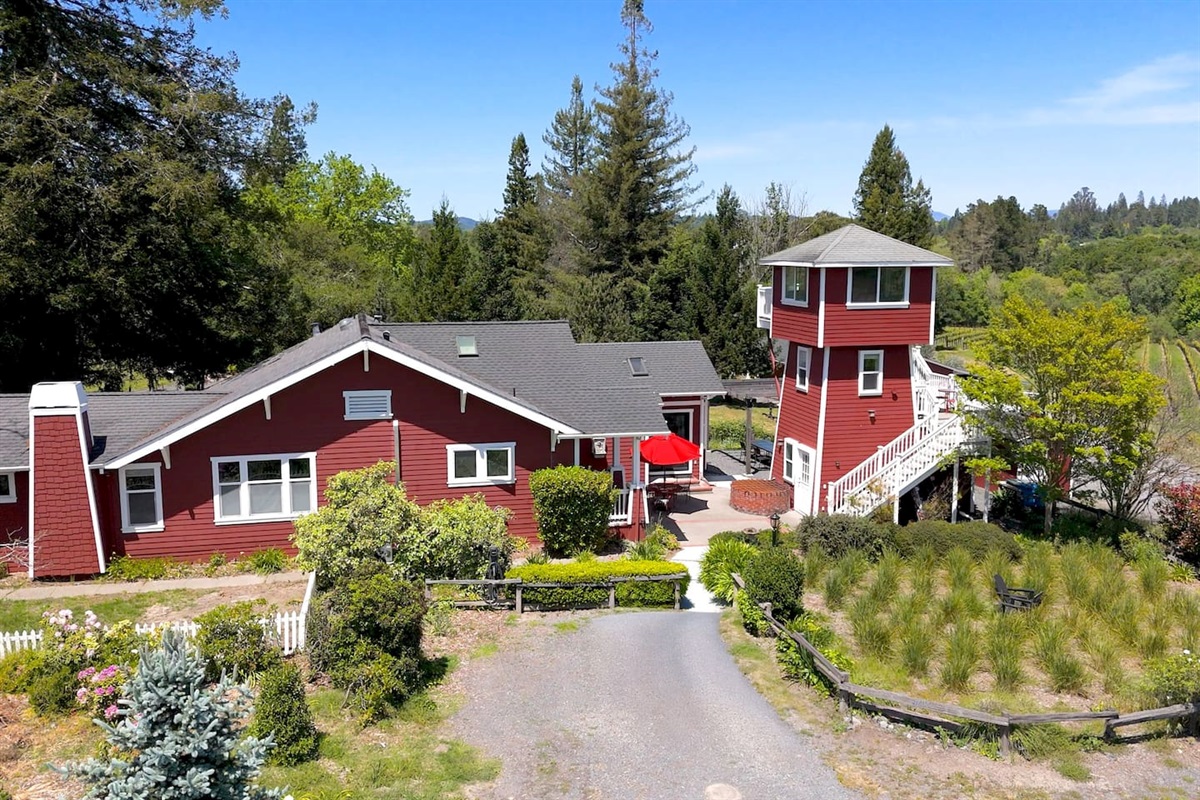 Centrally located with designer features and a view lounge over the vineyards, you will have a very memorable stay in wine country!