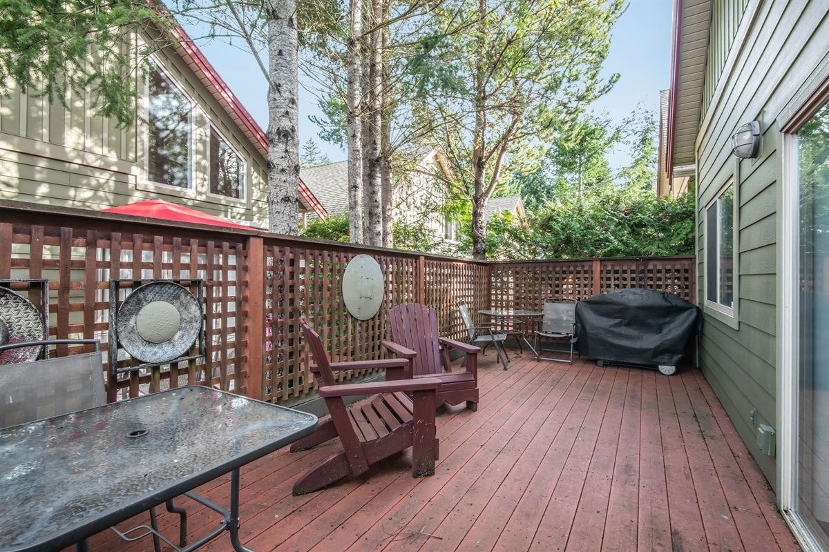 Oversized, private back deck