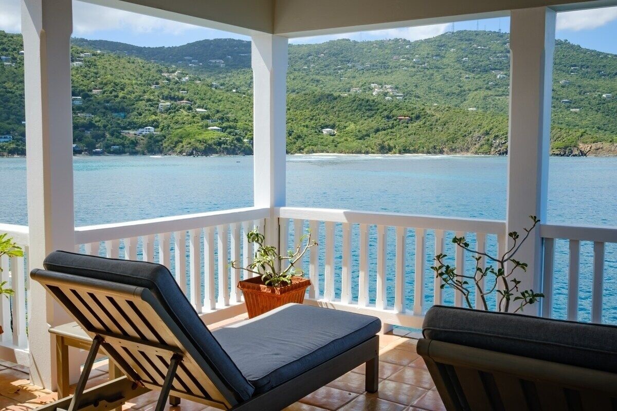 Or maybe you want to have coffee from the comfort of the lounge chair.