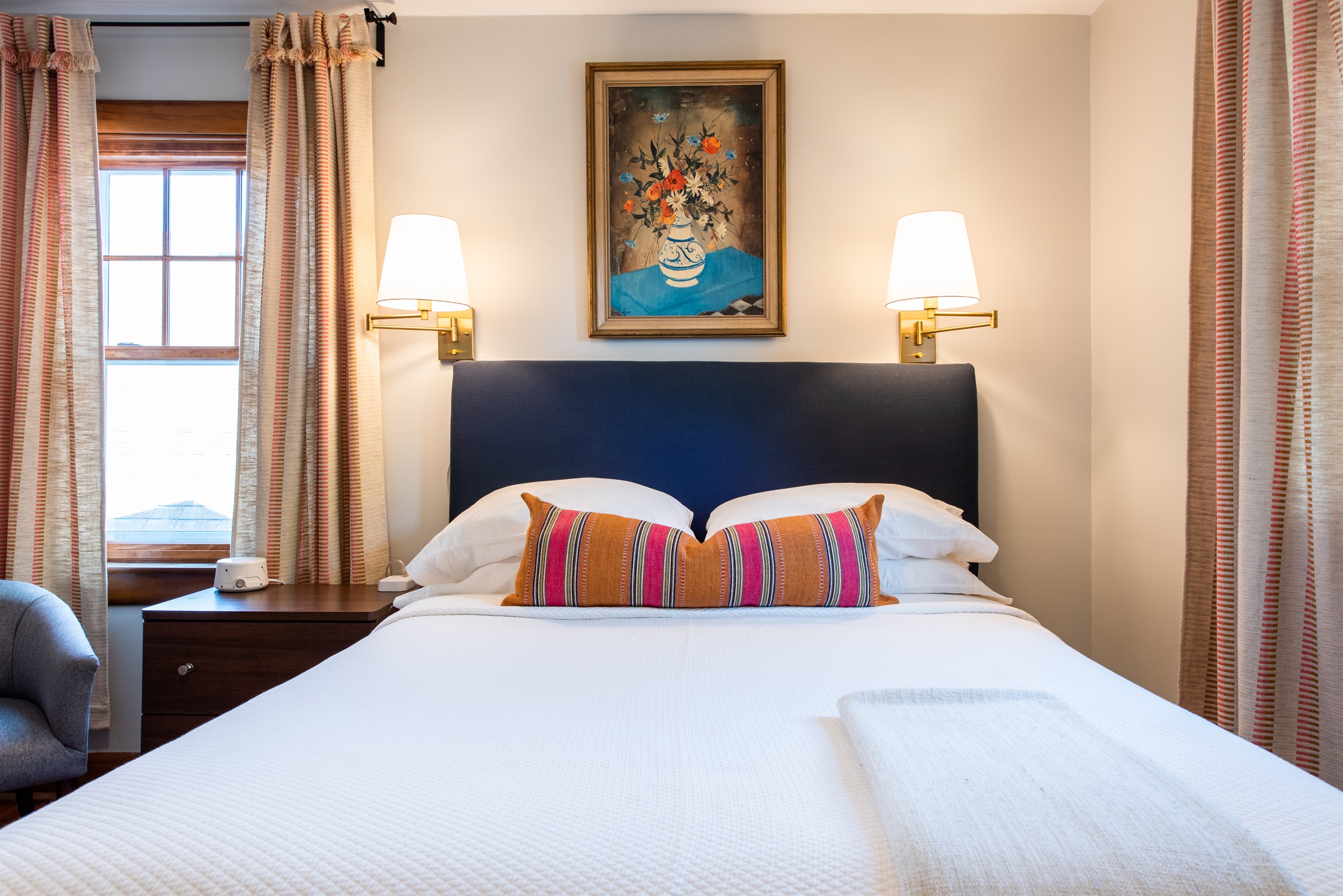 Bedroom #4 *Queen Size Bed *Smart TV *White Noise Machine *Full Bathroom With Tub In Hallway