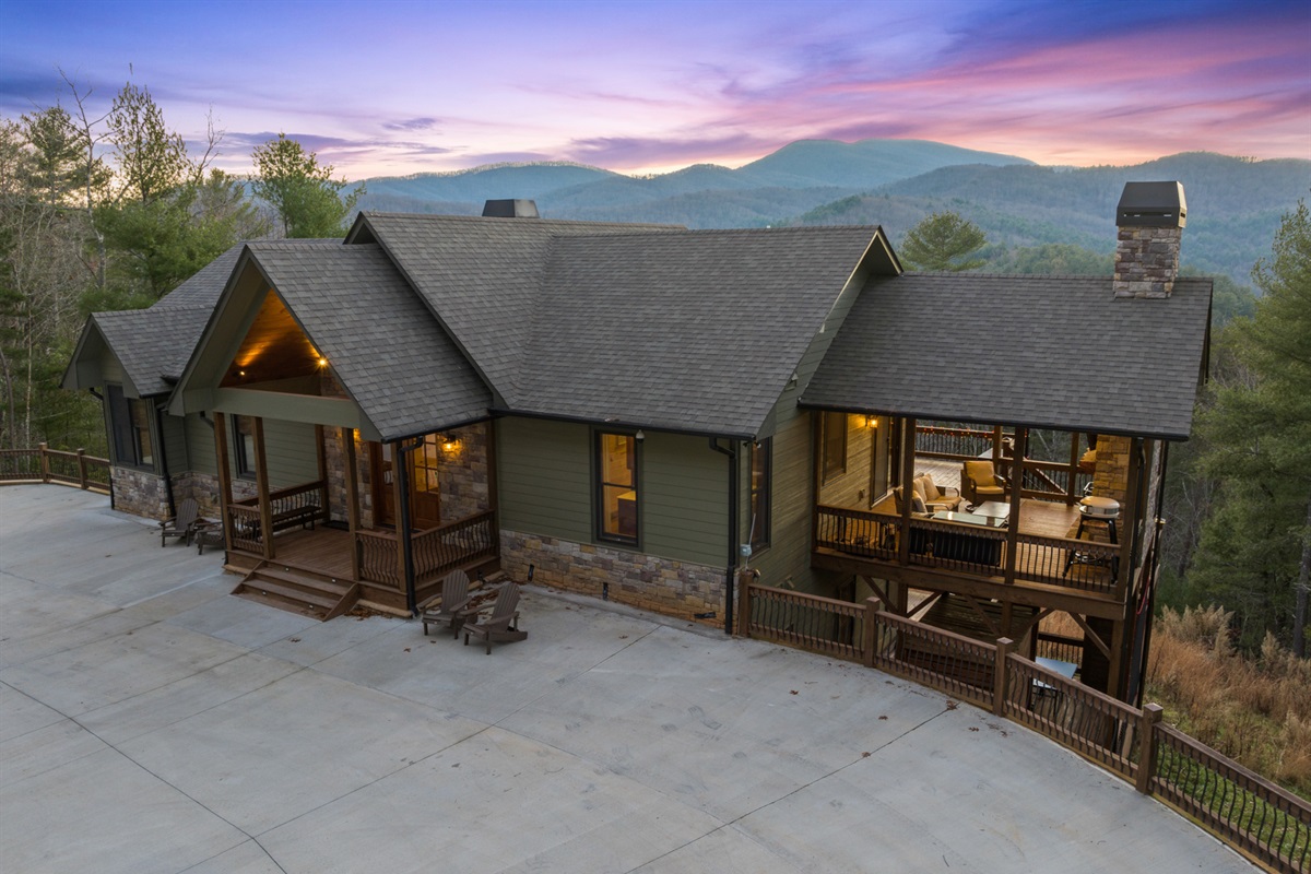 A breathtaking hideaway perched above the treetops... your perfect escape awaits!