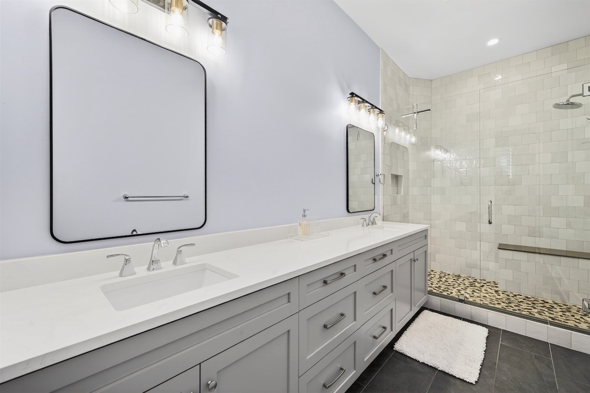 King Room Ensuite Bath  | Southern Grace | 6 23rd Ave.