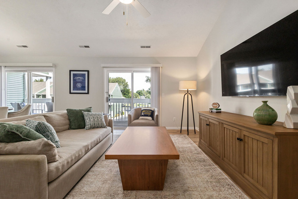 Modern Luxury Condo | Walk to Notre Dame | 2BR/2BA | Parking, photo 11