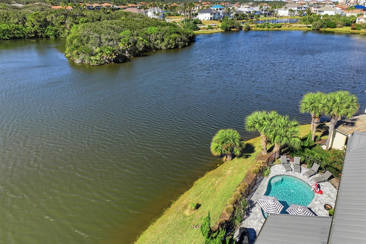 Your own private slice of Cinnamon Beach paradise 🌴💦
Soak up panoramic lake views, lounge by the private pool, and enjoy that “end-lot” privacy that makes this home feel like a true luxury retreat.