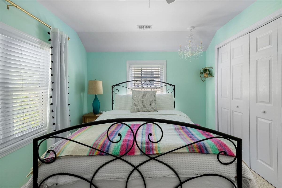 Queen helix hybrid mattress with 400 thread count 100% cotton bedding. 