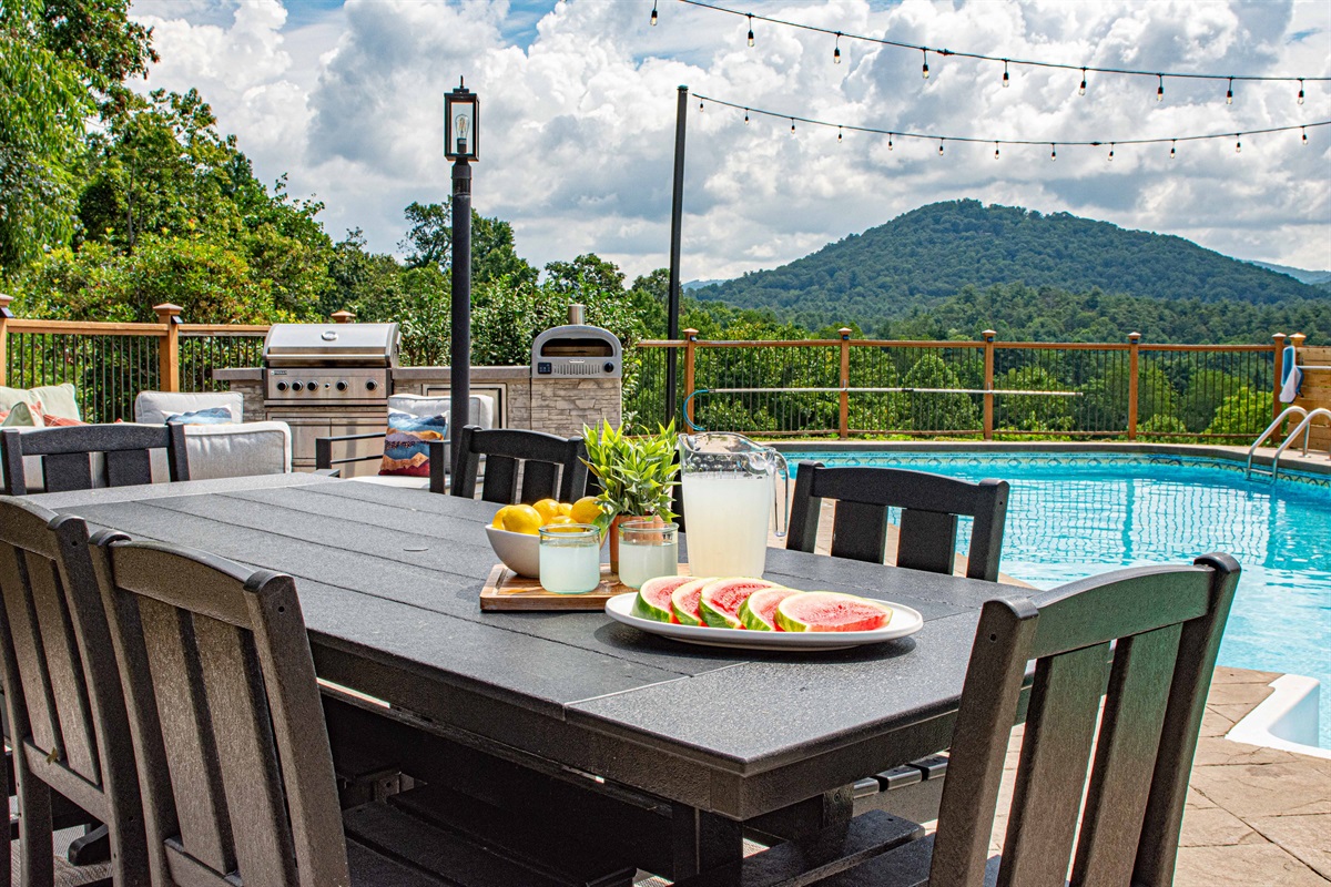 Summer days, sparkling blue waters, and mountain views—that’s Twin Oaks poolside.