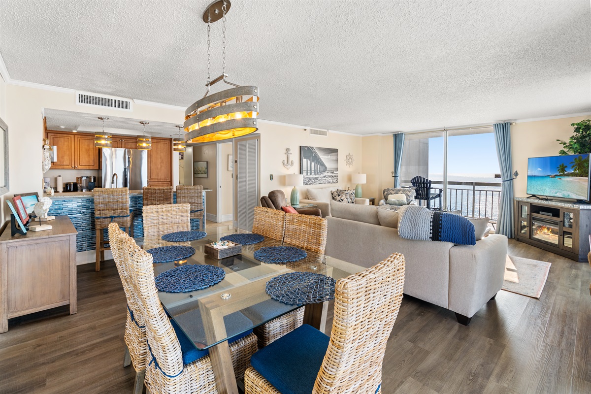 Dining Area with seating for 6