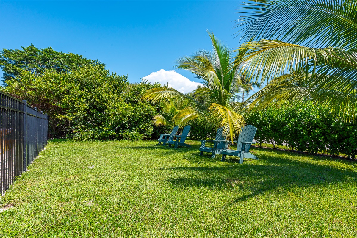 You are surrounded by lush tropical landscaping. With plenty of space to relax nearby, it’s perfect for outdoor dining and entertaining under the Florida sun.