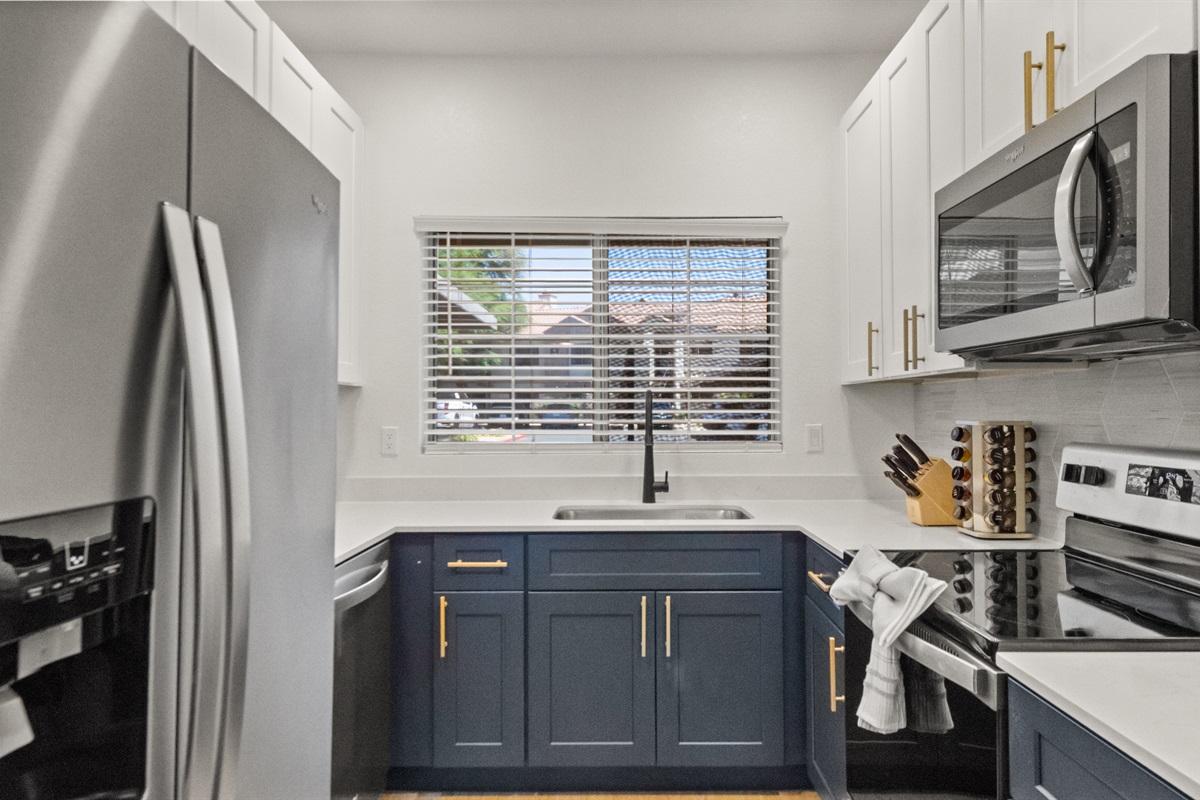 🥘 Spacious countertops provide plenty of room for meal preparation at this kitchen.