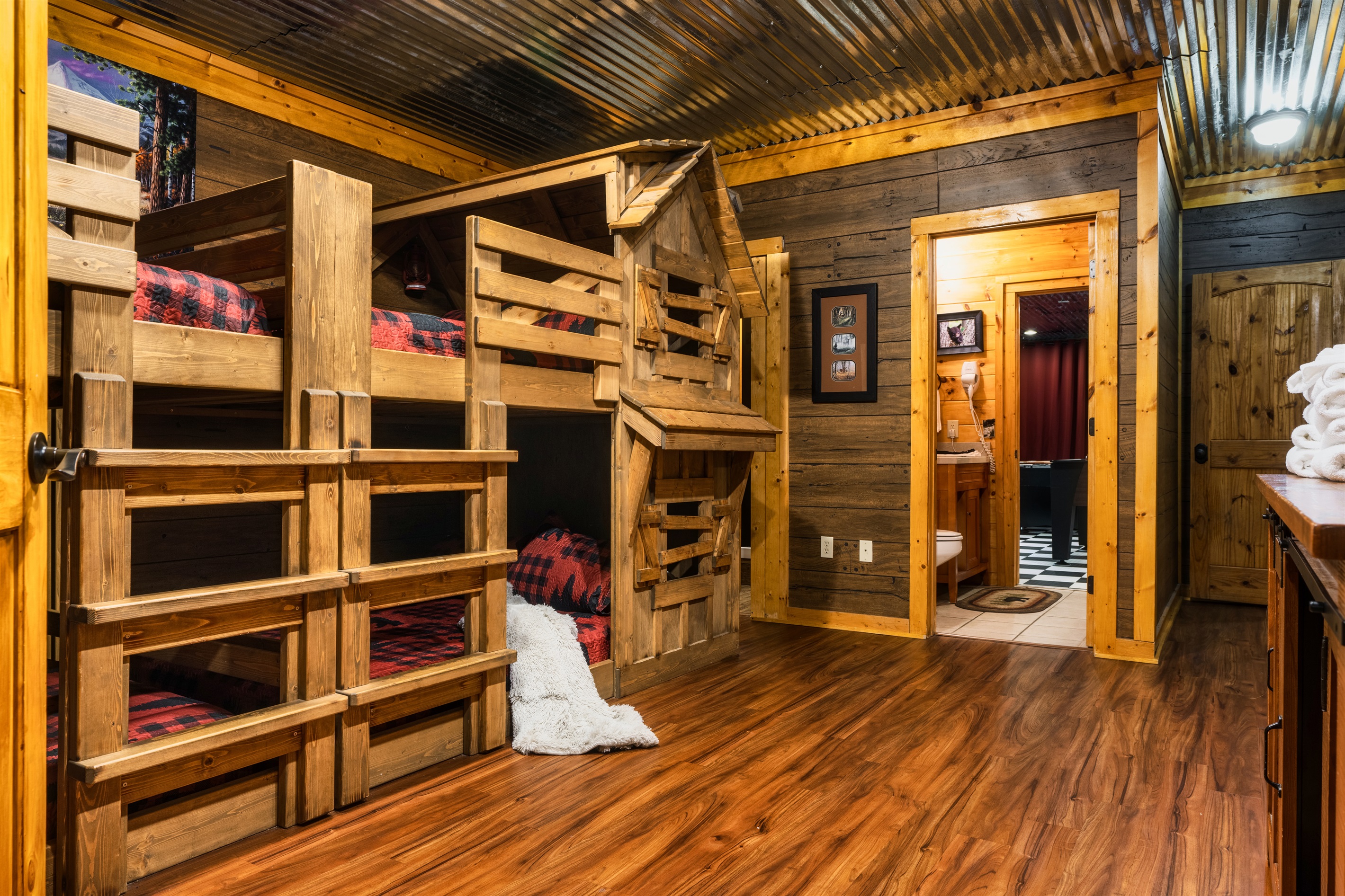 4 Queens with separate bathroom and shower