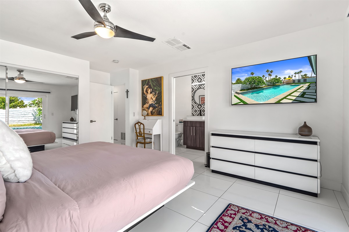 large wall mounted televisión