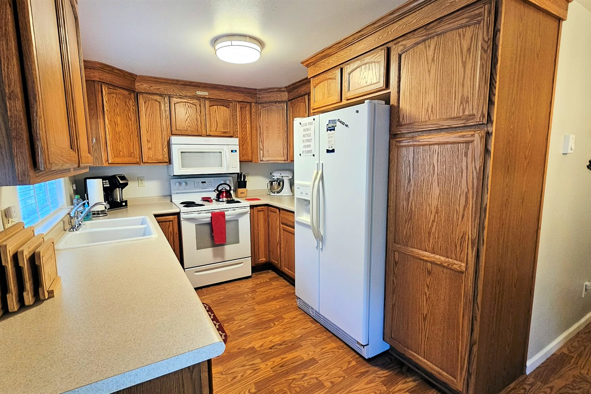 Kitchen includes Hamilton Beach dual brew coffee maker makes pods or pots