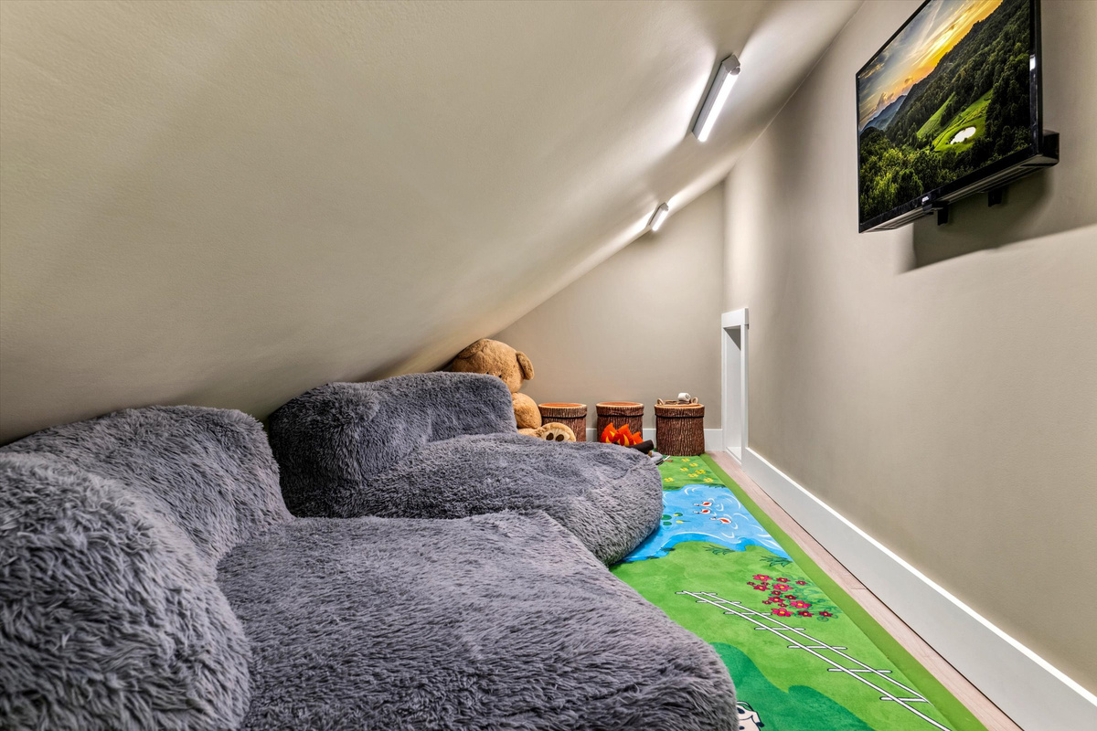Kids playroom with 32-inch Smart TV and fun toys/games for the little ones!